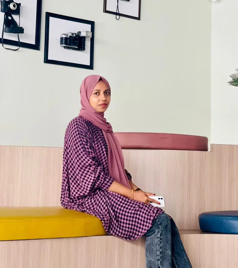 freelance digital marketing expert in abu dhabi a scarf weared girl sitting ina sofa